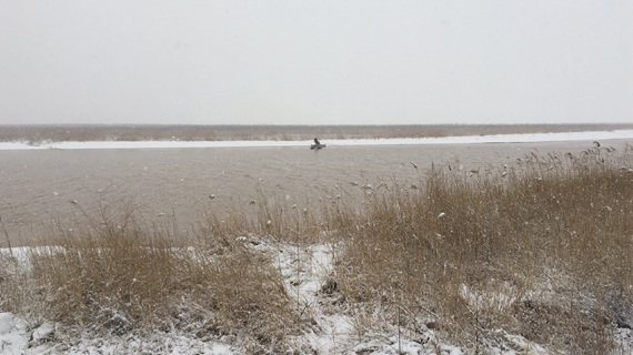 This photo taken on February 21, 2017 shows fishermen in Tongguan, Shaanxi Province have returned to catch fish in the Weihe River.  (Photo/CGTN)