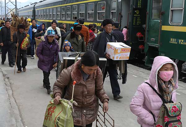 Passengers get off a train in Xide county, Sichuan province, on Saturday. Ticket prices for the train have remained unchanged for more than 20 years amid government poverty relief efforts. (Photo/Xinhua)