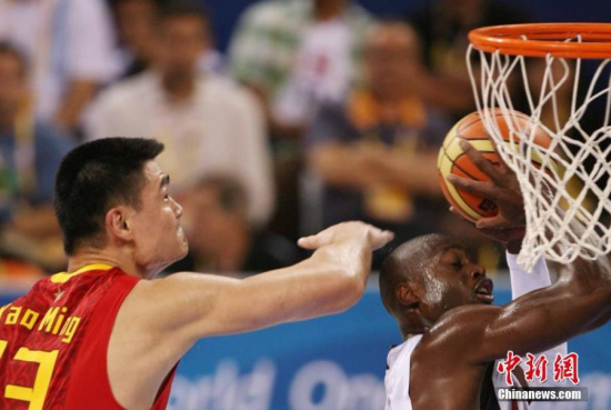 Yao Ming plays for China against the United States during an Olympics match in Beijing, Aug. 10, 2008. (Photo: China News Service/Wu Zhonglin)