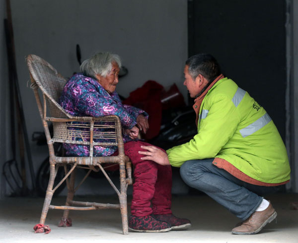 Bo Shulin and his mother Xu Jinying at their home in Changzhou, Jiangsu province. (Photo provided to China Daily)