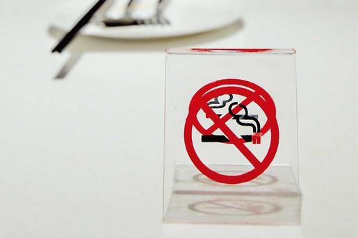 Shanghai introduced a total ban on smoking in all indoor public places yesterday. And the number of smokers is falling. (Xinhua)