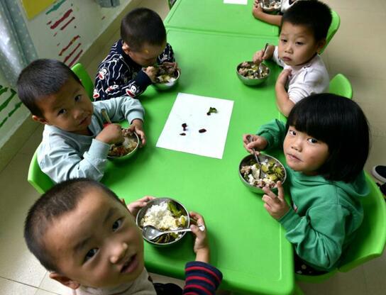 Children at a kindergarten in Dingwei county, Guizhou province are having their nutritional meals. A total of 181 pre-school children in the county, which is among the 20 poorest in the province, have been offered nutritional meals each day since the fall semester of last year.(Photo/People's Daily Online)