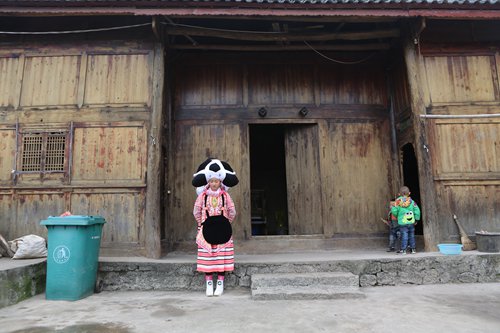 Yang Ermei wears a traditional Long-horn Miao headdress in the village of Suoga in Southwest China's Guizhou Province. (Photo: Chen Qingqing/GT)