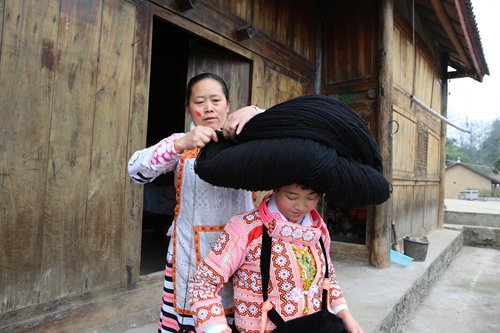 Yang Ermei's mother-in-law helps Yang Ermei put on the headdress. (Photo: Chen Qingqing/GT)