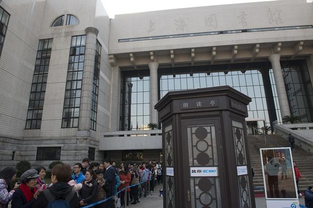 A reading booth in Shanghai attracts long queues, Mar. 6, 2017. (Photo/Xinhua)