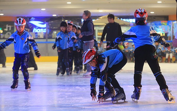 Students take part in an ice-skating class at Qianmen Primary School in Beijing. (Photo by Fu Ding/China Daily)