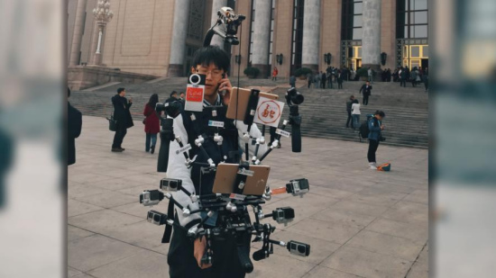 One of the journalists was seen equipped with multi-channel new media devices, drawing attention from many. (Photo/CGTN)