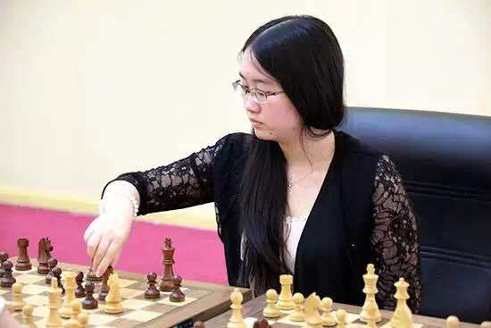 Tan Zhongyi plays chess in a file photo. (Photo provided to chinadaily.com.cn)