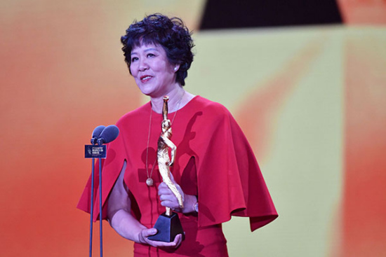 Lang Ping, head coach of China's national women's volleyball team, delivers her acceptance speech after being awarded the Coach of the Year at the 2016 CCTV Sports Personality Award in Beijing. (Provided by China Sports Photo)
