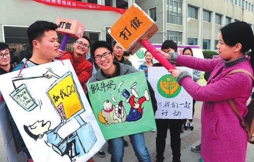 College student volunteers show their resolution to fight counterfeits and piracy in Anhui province. To increase efficiency in intellectual property protection, the Chinese government has decided to start an integrated enforcement force in piloted cities. (Photo by Wang Biao/China Daily)