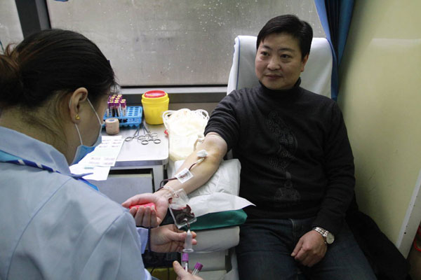 File photo of Chen Jiang donating blood. (Provided to chinadaily.com.cn)