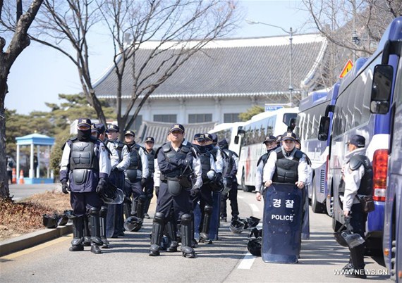 Police gather near the presidential Blue House in Seoul, South Korea, March 10, 2017. South Korean President Park Geun-hye was ousted as the country's head of state on Friday after the constitutional court upheld a motion to impeach the scandal-ridden leader. (Xinhua/Liu Yun)