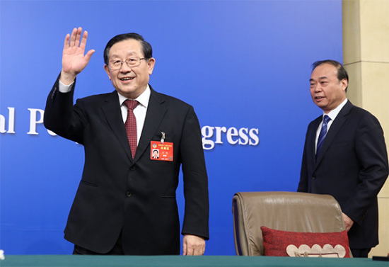 Wan Gang (left), minister of science and technology, waves to reporters at a news conference in Beijing, March 11, 2017. [Photo by Feng Yongbin/China Daily]