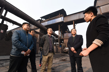 An air quality inspection team sent by the Ministry of Environmental Protection visit a casting corporation in Linfen, Shanxi province, in February. (Photo/China Daily)
