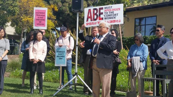 Mike Honda (center), former U.S. congressman, joins activists to support the comfort women memorial statue in Glendale, California, on March 7. (Photo provided to China Daily)