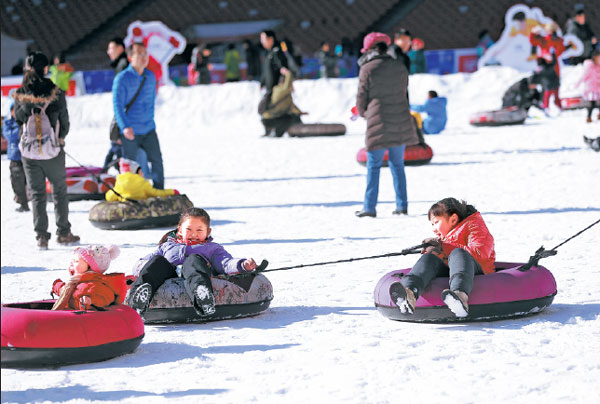 Getting kids accustomed to having fun on the ice and snow is one of the goals of China's nationwide drive to popularize winter sports. [Photo by Zou Hong/China Daily]