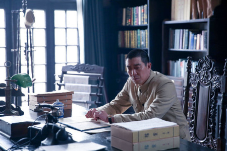 Wang Qianyuan plays a police chief in the 31-episode TV series, The Battle at the Dawn. (Photo provided to China Daily)