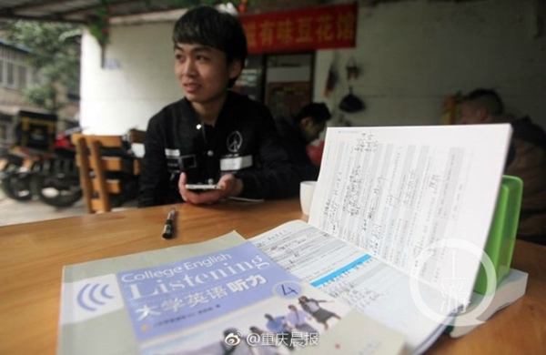 Mao Zhaomu shows his English books full of notes at a restaurant in Sichuan International Studies University in Chongqing, on Tuesday. (Photo from Sina Weibo)