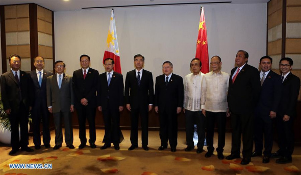 Chinese Vice Premier Wang Yang meets with the Philippine cabinet's economic management team, in Davao City, the Philippines, on March 17, 2017. (Xinhua/Rouelle Umali)