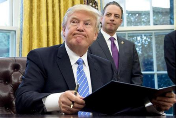U.S. President Donald Trump walks to the Oval Office after returning to the White House in Washington D.C., the United States, on Feb 24, 2017. (Xinhua/Yin Bogu)
