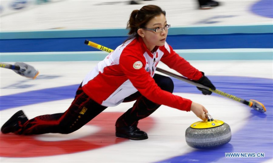 Wang Bingyu of China delivers the stone during the World Women's Curling Championship round-robin match against Sweden in Beijing, capital of China, March 23, 2017. China lost 4-10. (Xinhua/Wang Lili) 