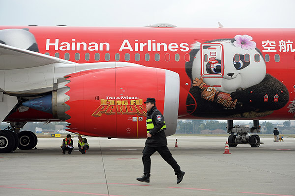 A plane of Hainan Airlines lands at Shuangliu airport in Chengdu, Sichuan province. (Photo/China Daily)