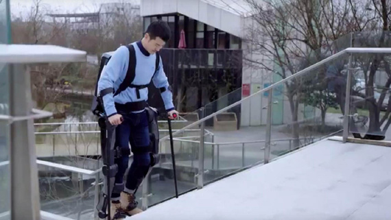 A man walks with the help of wearable devices. (Photo/CGTN)