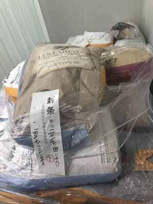 Bags of flour used at a Farine bakery outlet lie sealed up by inspectors in Shanghai. The owner of the shop has closed the shop voluntarily for self-examination.(Photo/ChinaDaily)