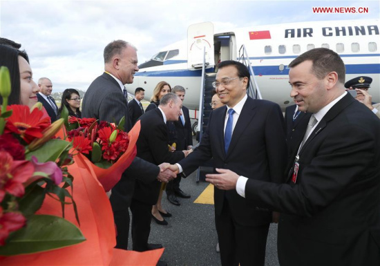 Chinese Premier Li Keqiang arrives with his wife Cheng Hong in Wellington, New Zealand, March 26, 2017, for an official visit to New Zealand at the invitation of his New Zealand's counterpart Bill English. (Xinhua/Pang Xinglei)