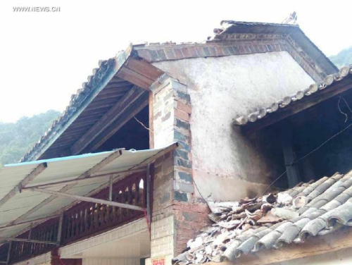 Photo taken on March 27, 2017 shows damaged houses at quake-hit Puping Village of Yangbi County in southwest China's Yunnan Province. A 5.1-magnitude earthquake jolted Yangbi County on Monday morning, with no casualties reported so far. (Xinhua)