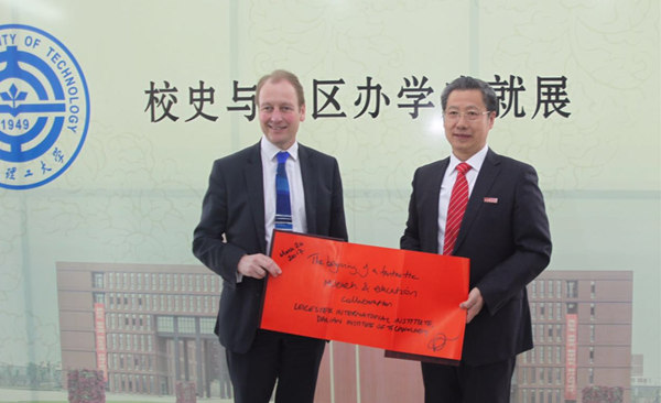 Paul Boyle, vice-chancellor of the University of Leicester(left) and Lu Zhongchang, vice-president of Dalian University of Technology jointly announced the opening of the new campus last Friday in Panjin, Northeast China's Liaoning province.  (Photo/China Daily)