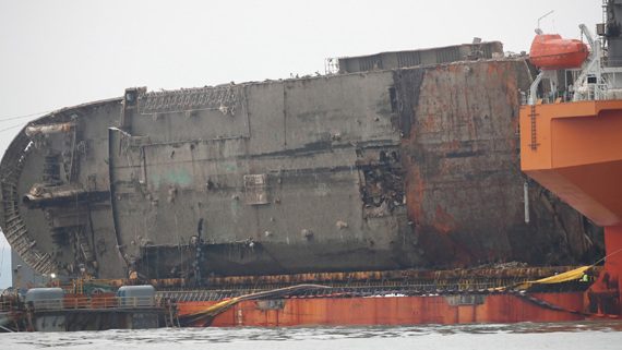 South Korean workers attempting to salvage the wreckage of the Sewol ferry have found possible human remains of one missing ferry disaster victim. (Photo/CGTN)