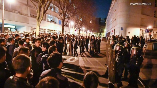 Demonstrators and police force are seen in front of a police station in Paris, France, March 27, 2017. (Xinhua/Chen Yichen) 