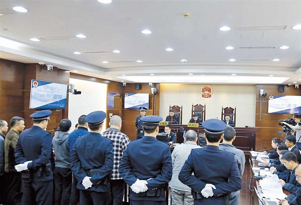 Suspects accused of making and selling fake infant formula stand trial at Shanghai No.3 Intermediate Peoples Court yesterday. (Ti Gong)