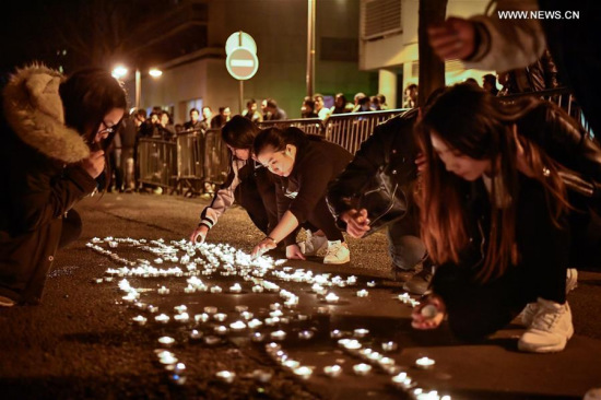 Protestors place candles to mourn for the death of a Chinese national in Paris, France, March 27, 2017. (Xinhua/Chen Yichen) 