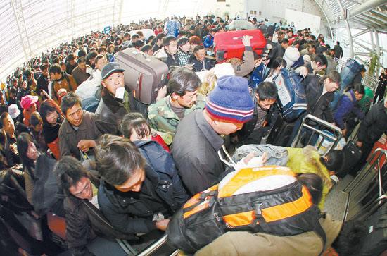 Migrant workers checked in at a railway station. (File photo/www.hsw.cn)