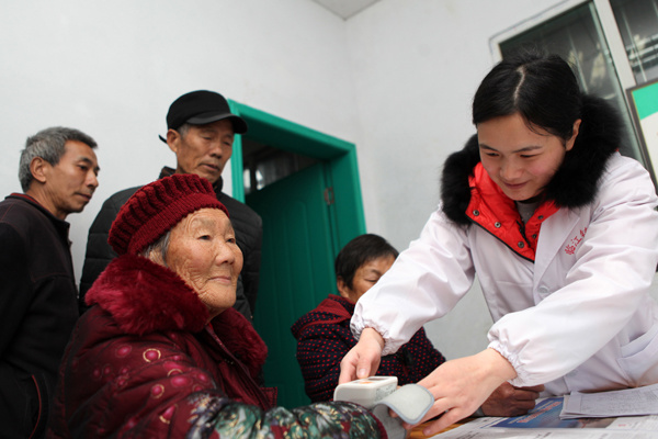 A nurse at a public clinic in Chongqing gives a senior a free health checkup. About 4,600 people over 65 are expected to enjoy the benefits of the team by mid-April. (Photo by Chen Shichuan/For China Daily)
