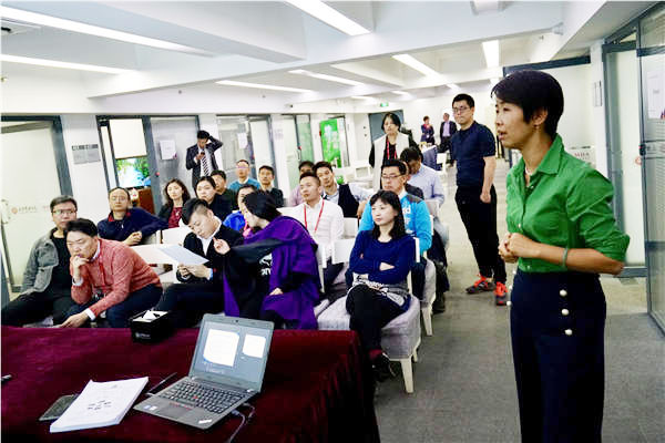 Associate professor Zhai Xin gives a lecture to EMBA students at Guanghua School of Management in Peking University on March 21. Photos by Zhang Zefeng / China Daily