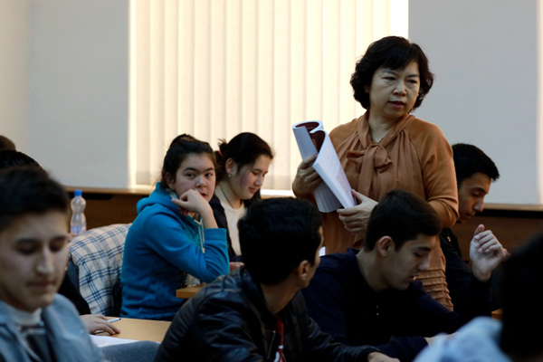 Students learn Chinese at the Confucius Institute in Tashkent, the capital of Uzbekistan. (Photo by Ren Qin/China Daily)