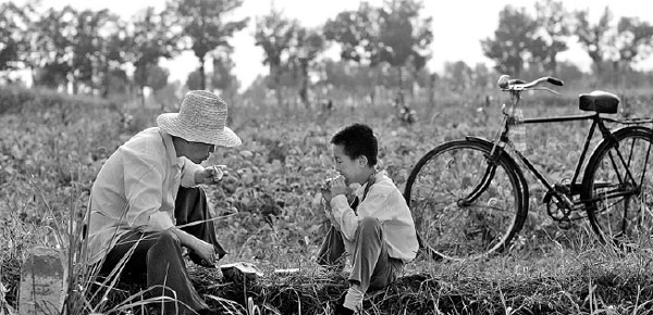 The Summer Is Gone, a black-and-white film, relives an era which saw unprecedented change in a northern town in the 1990s. Photos Provided to China Daily