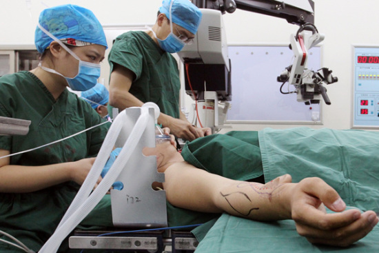 A patient awaits surgery to have an ear, which was grown on his arm, transplanted to his head at the First Affiliated Hospital of Xi'an Jiaotong University in Shaanxi province on Wednesday.  (Photo by Ruan Banhui/For China Daily)