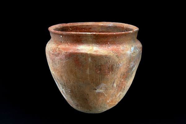 A pottery burial urn from the Warring States period. (Photo/China Daily)