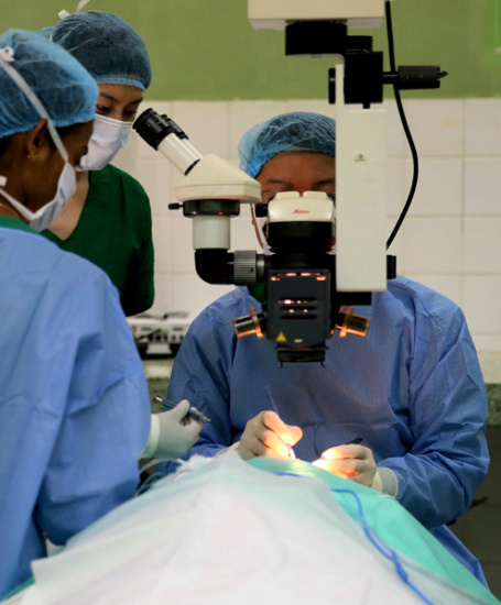 Doctors from Peking Union Medical College Hospital perform cataract surgery last year in Sri Lanka during a medical aid trip organized by the Chinese Foundation for Lifeline Express.(Photo/Xinhua)
