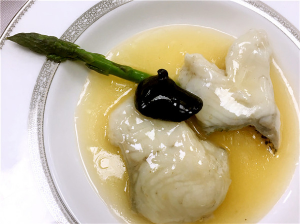 Sauted sliced fish in rice wine sauce made by Hu Limei at Hilton Beijing Wangfujing on March 2, 2017. (Photo provided to chinadaily.com.cn)