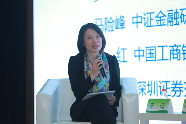 Wang Yao, Dean of the International Institute of Green Finance, hosts a panel during the forum held at the Central University of Finance and Economics on March 20, 2017. (Photo provided to chinadaily.com.cn)