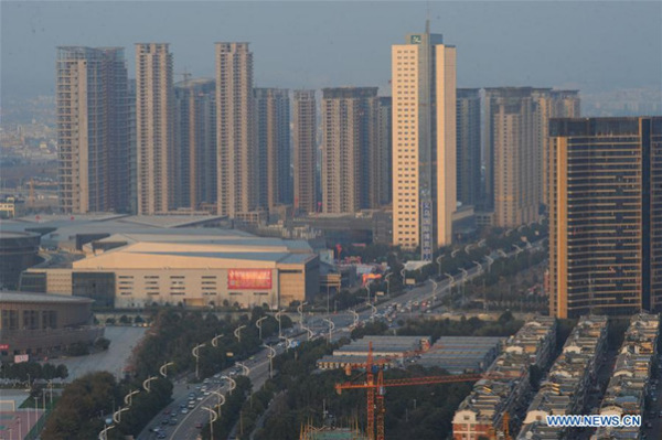 Photo taken on Dec. 28, 2016 shows a newly commercial housing residential area in Yiwu, east China's Zhejiang Province. Zhejiang decreased the new commercial housing reserves by 24.9% compared with last year, fully accomplishing ahead of two years the national targets under the government destocking campaign. (Xinhua/Tan Jin)