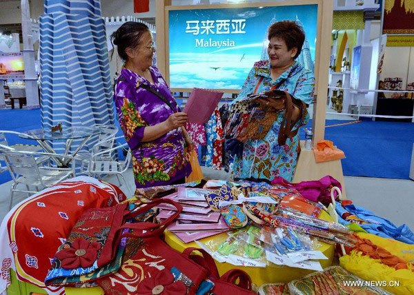 Malaysian traders show crafts during the 21st Century Maritime Silk Road Expo in Fuzhou, capital of East China's Fujian province, May 18, 2015. (Photo/Xinhua)