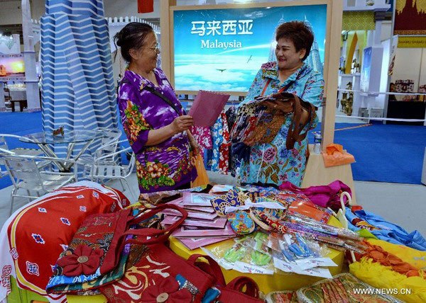 Malaysian traders show crafts during the 21st Century Maritime Silk Road Expo in Fuzhou, capital of East China's Fujian province, May 18, 2015. (Photo/Xinhua)