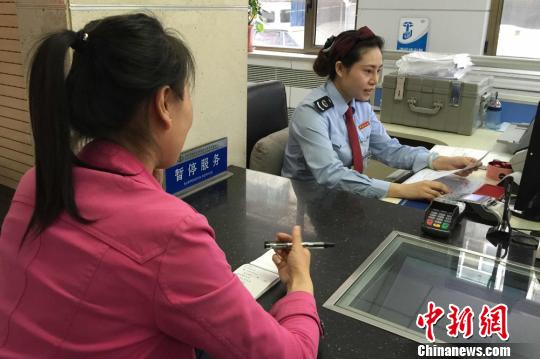 Staff members provide services to customers at a taxation bureau in Gansu, June,1, 2016. (Photo: China News Service/ Liu Yutao)