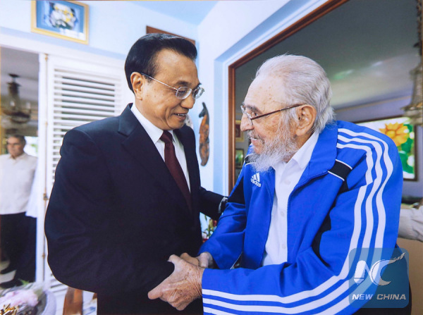 Chinese Premier Li Keqiang (L) visits Cuban revolutionary leader Fidel Castro in Havana, Cuba, Sept. 25, 2016. (Xinhua)